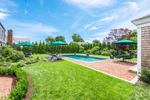 Gorgeous Privat Yard Surrounds the Pool